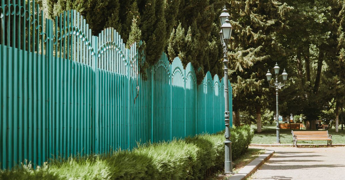 How to Select the Right Fencing Style for Your Home’s Architecture