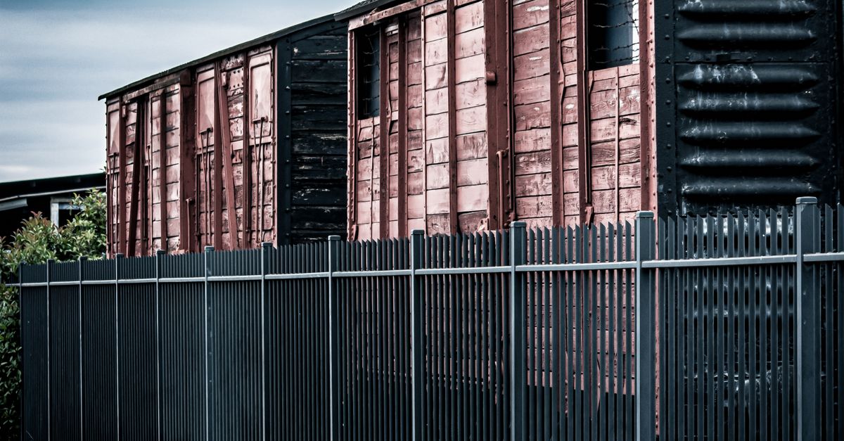 Integrating Natural Elements into Your Home's Fencing Design